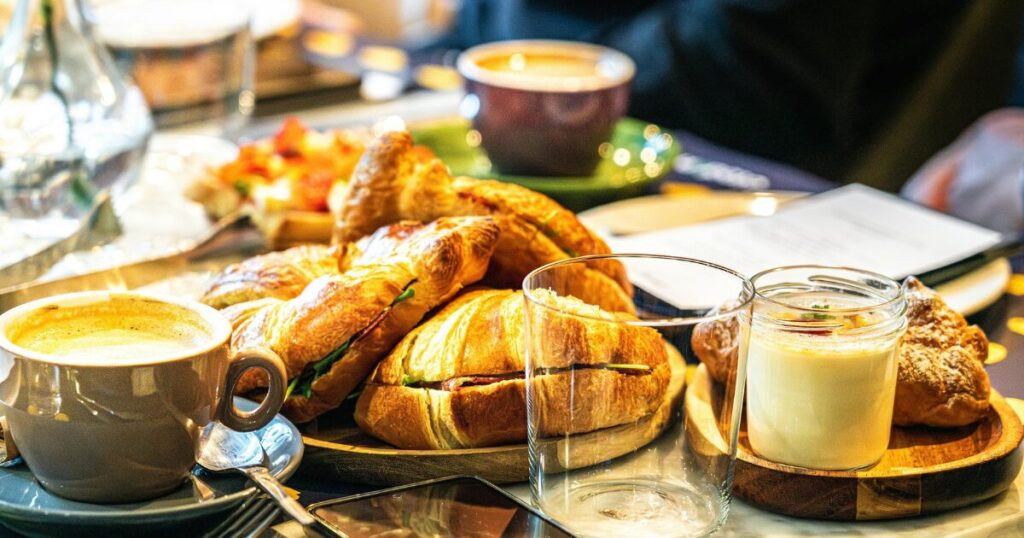人と人との繋がりをイメージした、パンとコーヒーを囲む温かな食卓の画像