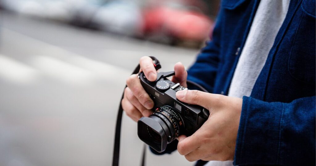 ファルハーンの本当の夢である「写真家」をイメージした、男性がカメラを持っている画像