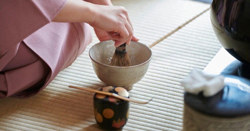 映画『日日是好日』の世界観である、和室でお茶を点てて茶道をたしなむ着物の女性の手元