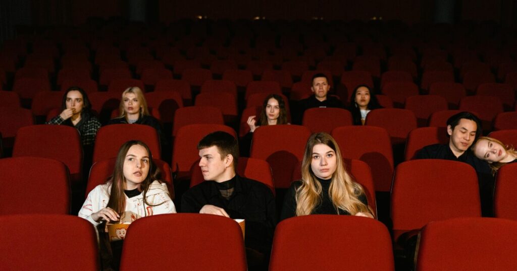 映画館の客席に座る観客の画像、映画のレビューを表現している