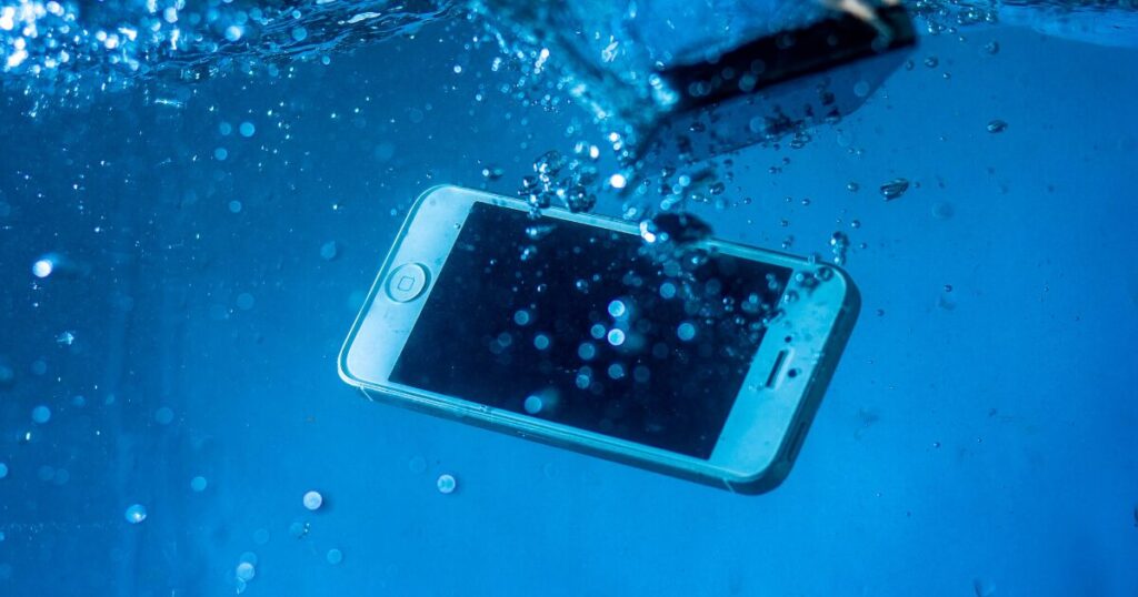 『プラダを着た悪魔』の結末をイメージした、水中に携帯電話が沈んでいく画像