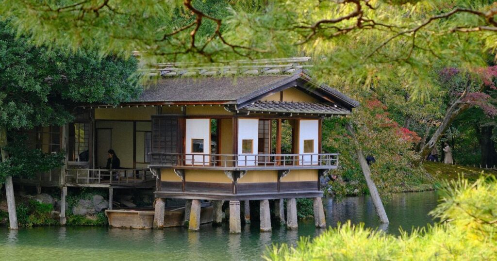 映画をイメージした、池のある美しい日本庭園の画像