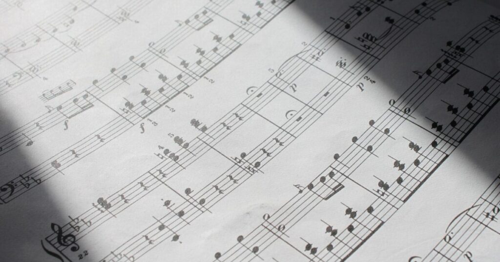 五線譜と音符にスポットライトが当たる画像、『ラ・ラ・ランド』の世界観をイメージ