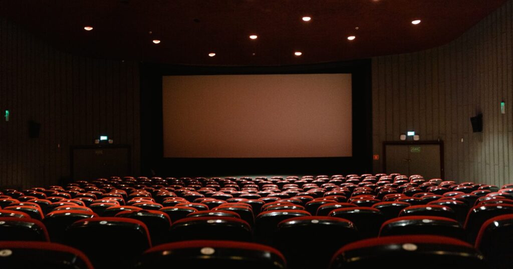 映画レビューをイメージした、映画館の客席とスクリーンの画像