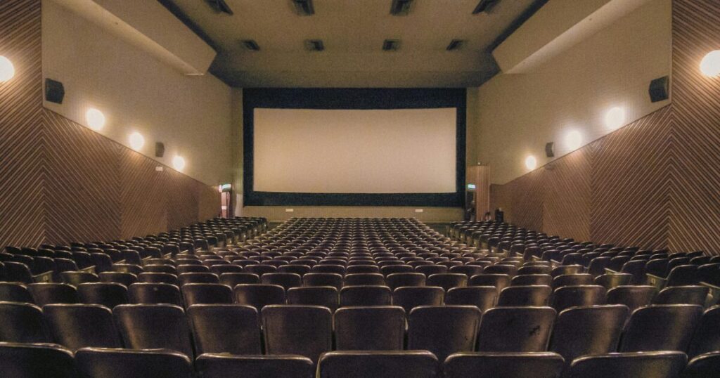 映画館のスクリーンと音響や客席などシアター内の画像
